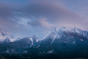 Fototapeta na wymiar Abenddämmerung mit Wolken über dem Hochkalter in den Berchtesgadener Alpen