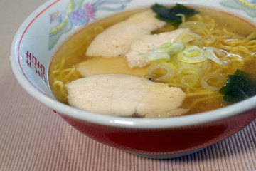 塩ラーメン、自家製チキンハムをトッピング
