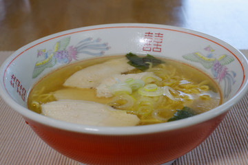 塩ラーメン、自家製チキンハムをトッピング