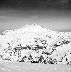 Czarno-biały widok panoramiczny na górze Elbrus - 201454398