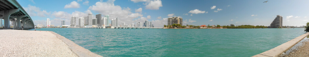 Fototapeta na wymiar Panoramic view of Miami from Jungle Island