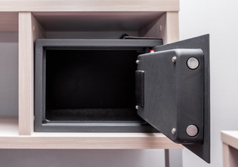 Obraz premium Open safe in the hotel room