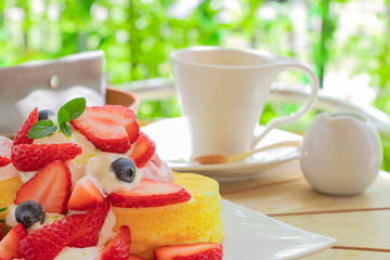 ベリーのパンケーキ　苺、ブルーベリー、コーヒー