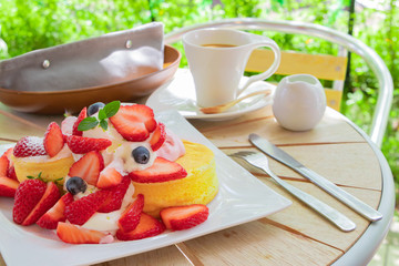 ベリーのパンケーキ　苺、ブルーベリー、コーヒー