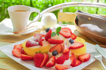 ベリーのパンケーキ　苺、ブルーベリー、コーヒー