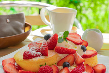 ベリーのパンケーキ　苺、ブルーベリー、コーヒー