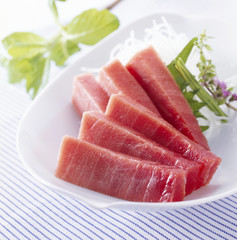 本まぐろ 中トロ (Slices of raw tunny)