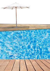 piscine bleue au parasol 