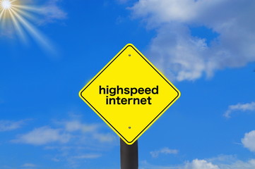 Ein Verkehrszeichen mit dem Hinweis auf schnelles Internet