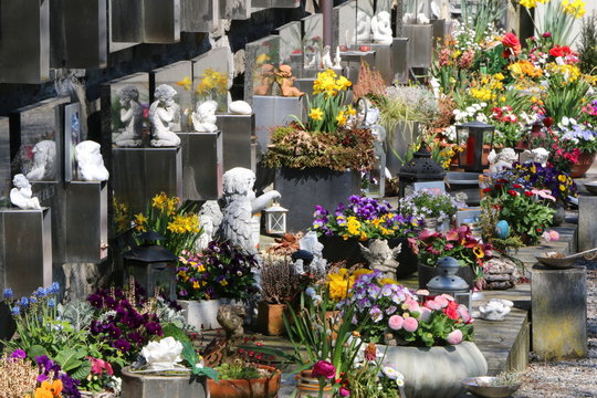 At the Cemetery, am Friedhof, geschmückte Urnengräber im Frühling