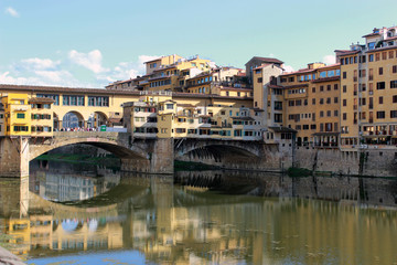 Fototapeta na wymiar view of old bridge in Florence