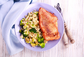Broccoli, zucchini and bulgur salad