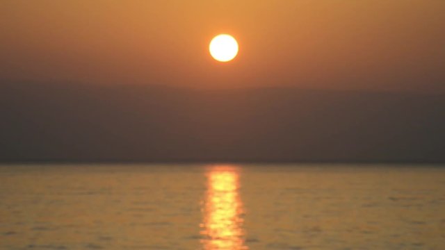 Prime luci del giorno con natanti e pescatori al lavoro