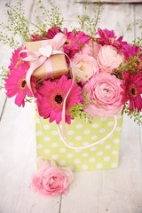 Grußkarte - Blumenstrauß mit Geschenk