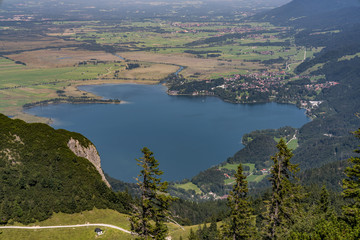 Kochel am See am Ort Kochelsee in Oberbayern gesehen vom Gipfel des Herzogstand