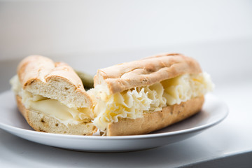 Käsebrot mit Schweizer Mönchskäse und Gürkchen