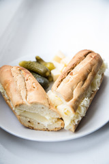 Käsebrot mit Schweizer Tête de Moine Mönchskäse und Gürkchen und Käsewürfel