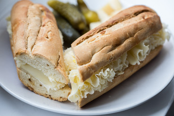 Käsebrot mit Schweizer Tête de Moine Mönchskäse und Gürkchen und Käsewürfel