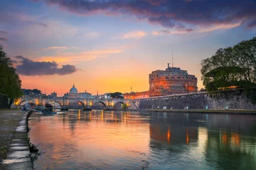 Papier Peint photo autocollant Rome Rome. Image du château de Saint-Ange et du pont Saint-Ange sur le Tibre à Rome au coucher du soleil.