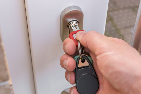 Haust&uuml;r verschlie&szlig;en als Schutz vor Einbrechern