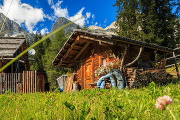 Fototapeta na wymiar Bezaubernde alte Berghütte am Antholzer See_002
