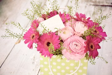 Grußkarte - Blumenstrauß mit Geschenk