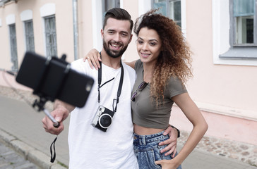Naklejka premium Happy traveling couple making selfie, romantic mood.