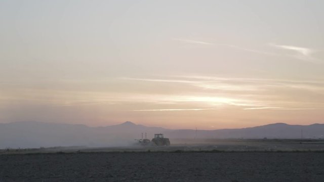 Tractor Labrando Campos de Arroz