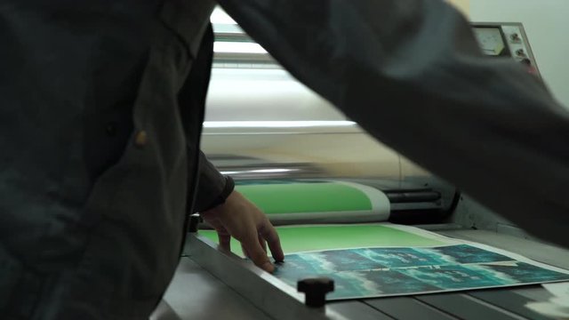 The worker laminates the carrier