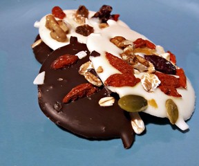 White and dark chocolate truffles 