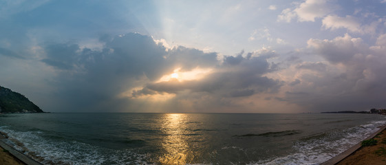 Obraz na płótnie Canvas Sunset with dramatic cloud over sea