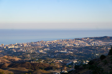 ミハスの展望台から見た夕刻の町並みとアルボラン海