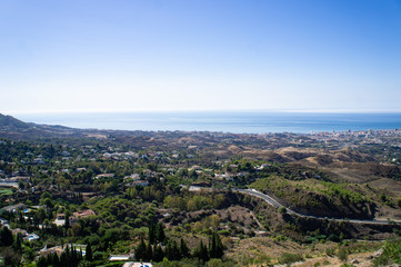 ミハスの展望台から見た町並みとアルボラン海