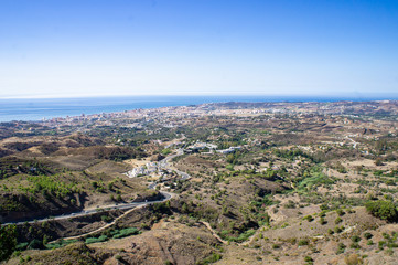 Fototapeta na wymiar ミハスの展望台から見た町並みとアルボラン海