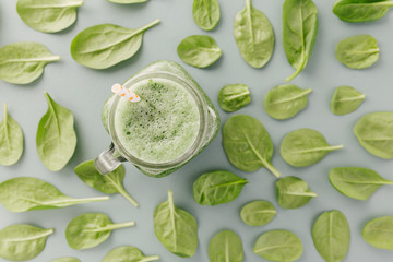 Obraz premium Refreshing green drink in jar
