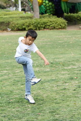サッカーボールを蹴る小学生(3年生)