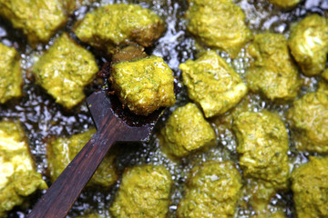 shallow Frying fish slices in the hot oil.