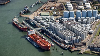 Crédence de cuisine en verre imprimé Rotterdam Aerial oil tankers storage silo tanks terminal.