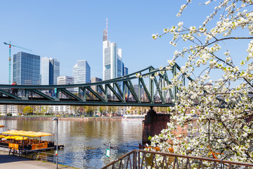 Frankfurt am Main, Eiserner Steg und die Skyline. 17.04.2018. 