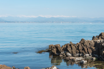 rocher, mer et montagnes enneigées