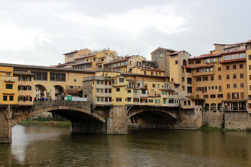 Fototapeta na wymiar view of old bridge in Florence
