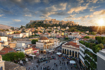 Obraz premium Blick auf den Parthenon Tempel der Akropolis und die Altstadt Plaka von Athen bei Sonnenuntergang