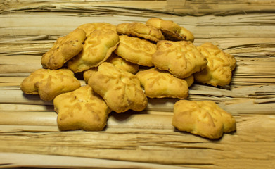 Cookies on dry reeds