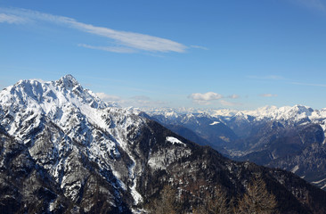 Fototapeta na wymiar panoramic view of Mountain range with snow from Lussari Mount in