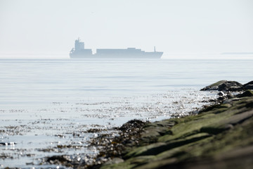 Schiff auf der Ostsee im Morgendunst