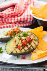 Gegrillte Avocado mit Taco Chips