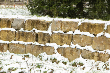 Steinmauer mit Schnee