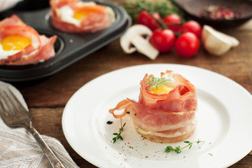 Egg muffins in crispy bacon