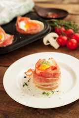Egg muffins in crispy bacon