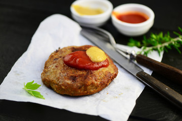 Frikadelle mit  Senf und Ketchup 